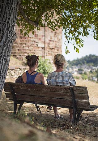 Randonneuses méditant et se reposant sur le chemin de Compostelle 