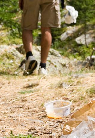 Déchets sur le chemin de Compostelle - AdobeStock Déchets sur le chemin de Compostelle - AdobeStock