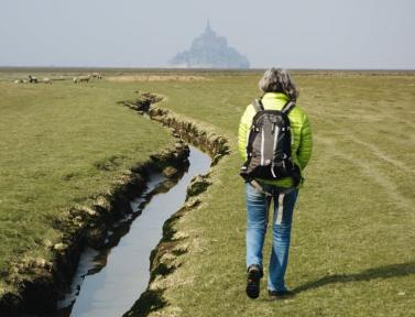 Randonneuse près du Mont-Saint-Michel