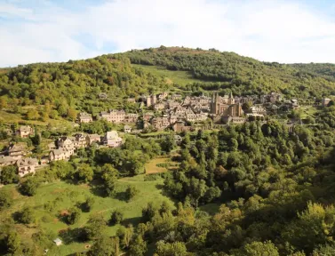 Arrivée dans la ville de Conques