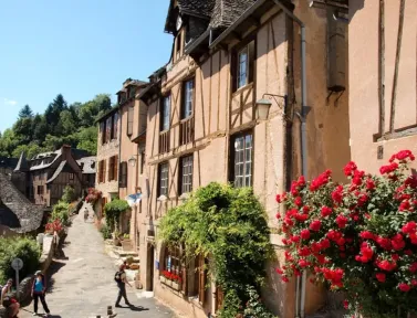 Arrivée dans la ville de Conques