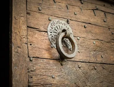 Vieille bâtisse sur le chemin