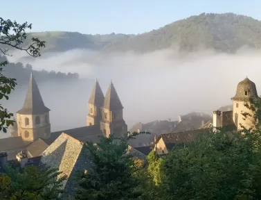 Vue brumeuse sur la ville de Conques