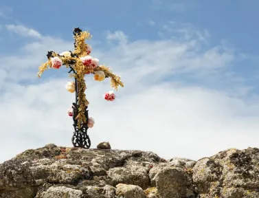 Croix fleurie sur le chemin