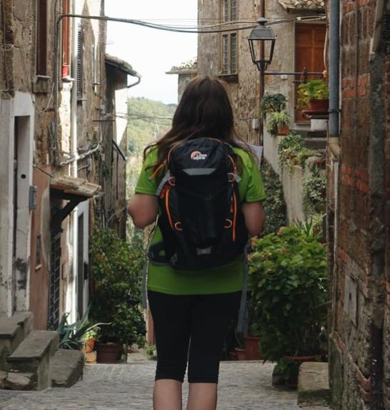 Randonneuse sur la Via Francigena