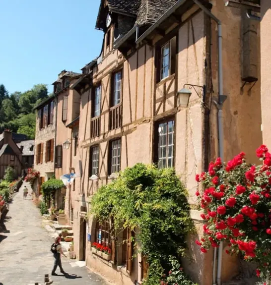 Arrivée dans la ville de Conques
