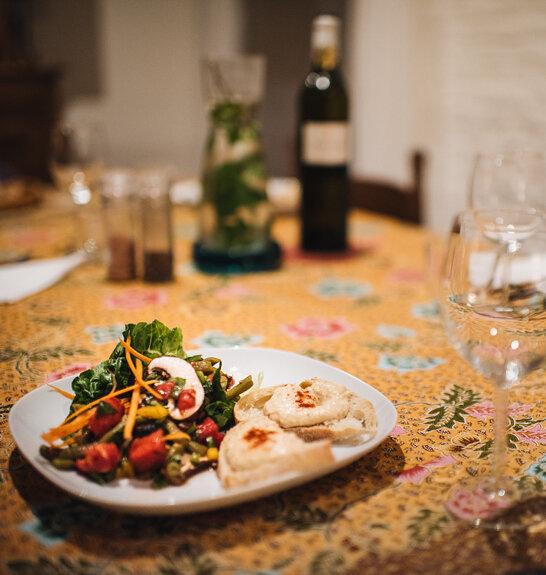 Repas à table dans un hébergement