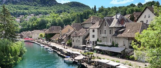 Village sur le chemin de Genève vers Compostelle dans les Alpes