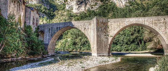 Pont sur le chemin de Saint-Guilhem