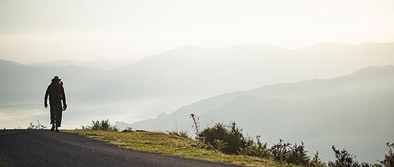 Pèlerin dans les Pyrénées vers l'Espagne