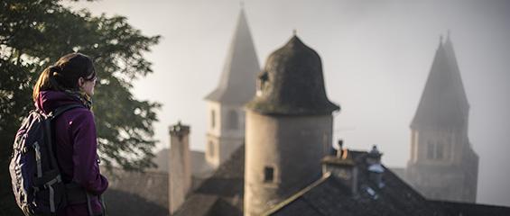 Pèlerine sur le chemin de Compostelle au-dessus de Conques