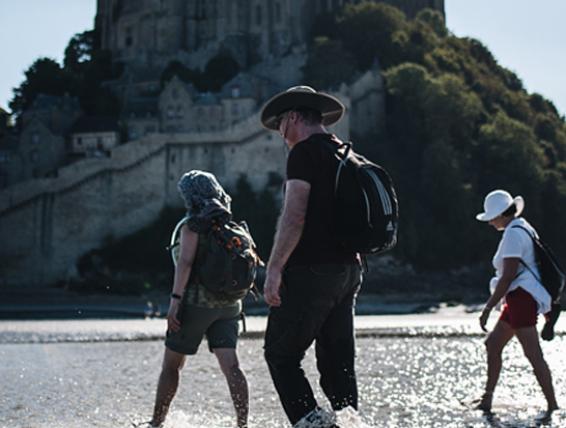 Randonneurs en groupe sur les chemins du Mont-Saint-Michel