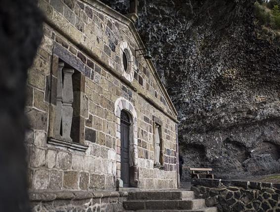 Chapelle dans les gorges de l'Allier sur la voie du Puy