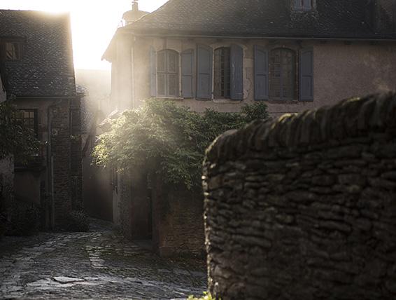 Ruelles dans le village de Conques sur le chemin de Compostelle