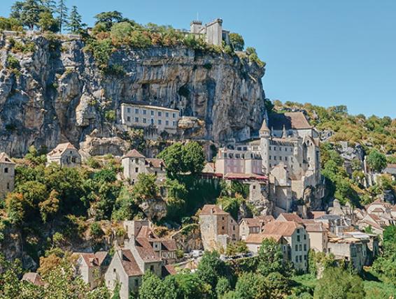 La cité de Rocamadour construite au pied des falaises du Causse - Apgestoso - AdobeStock