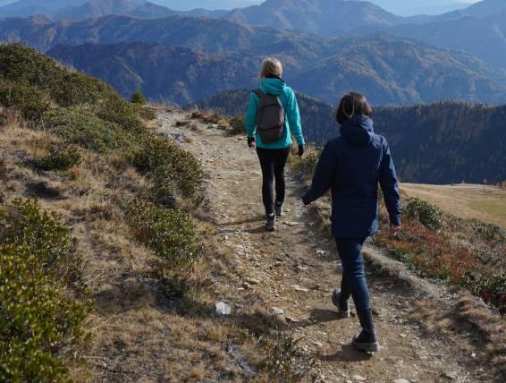 Deux randonneuses sur les chemins en montagne - Unsplash - OKamanetska