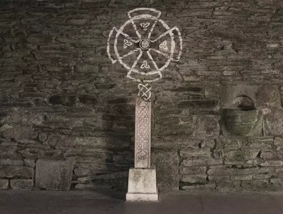 A l'intérieur de la chapelle Saint Michel sur le Tro Breizh