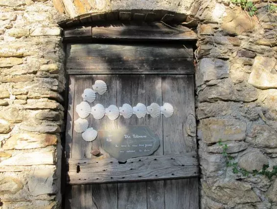 Via Tolosana, fleche en coquillage